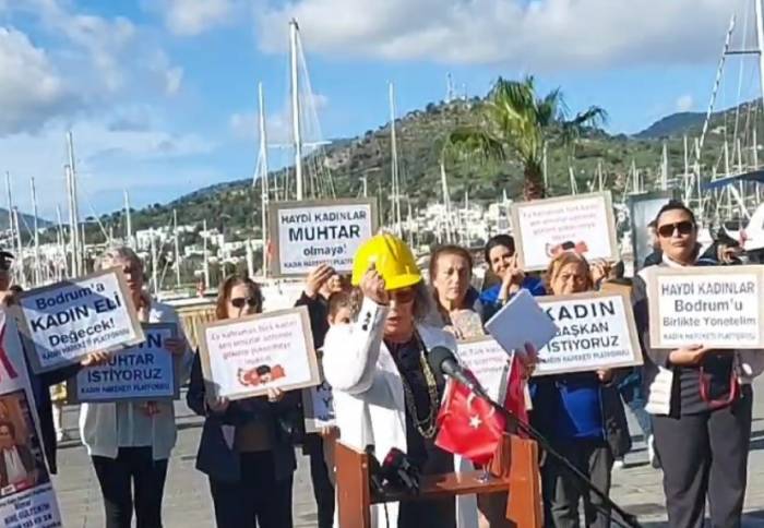 “Devrim Yapacağım” Dedi Ve Kürsüyü Kırdı