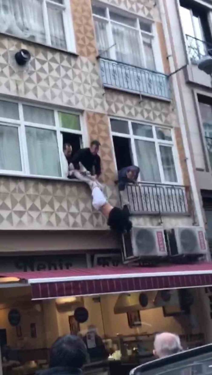 Pendik’te Hastaneden Ellerinde Kelepçelerle Kaçan Şahıs Saklandığı Evin Camında Asılı Kaldı