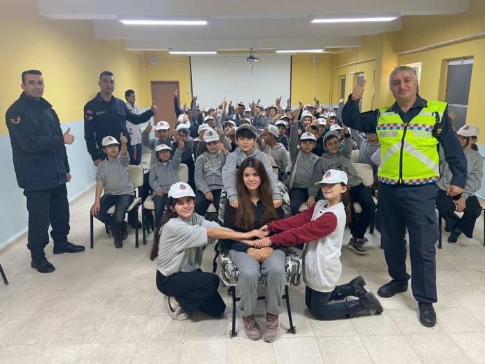 Trafik Jandarma Ekipleri Öğrencileri Bilgilendirdi