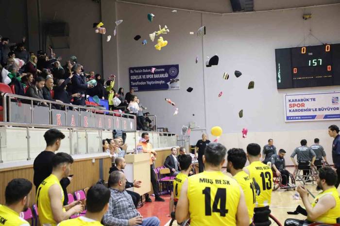 Depremzede Çocuklar İçin Parkeyi Oyuncak Yağmuruna Tuttular