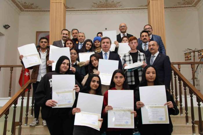 Liseli Gençlerden Örnek Davranış