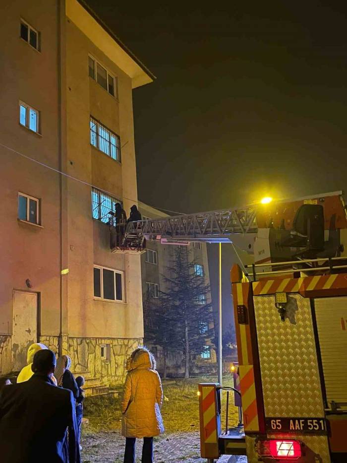 Evde Kilitli Kalan Çocukları İtfaiye Kurtardı