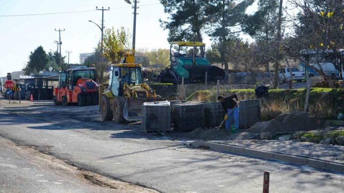 Kaldırım Düzenleme Ve Yenileme Çalışmaları Devam Ediyor