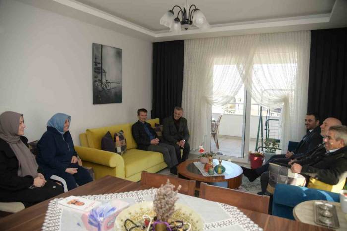 Başkan Özlü, Umre’den Dönen Vatandaşları Ziyaret Etti