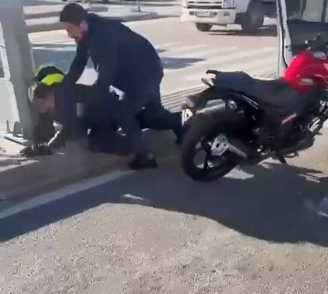 Motosiklet Sürücüsünü Kaskla Darp Eden Şahıs Tutuklandı