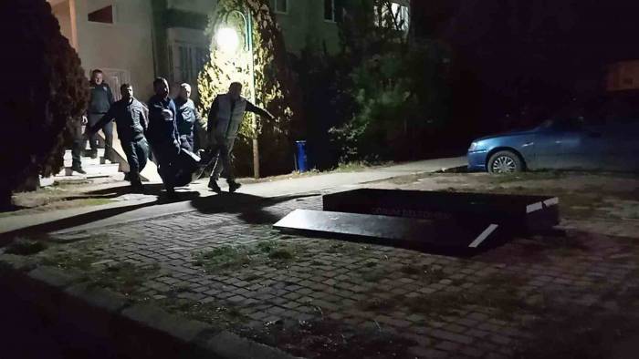 Tartıştığı Arkadaşını Bıçaklayarak Öldürdü