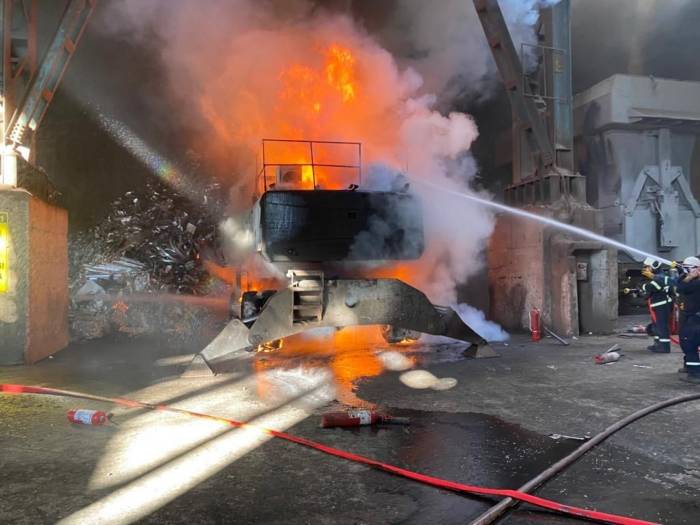 İş Makinesi Alevlere Teslim Oldu