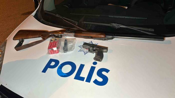 Denetimde Tabanca Ve Tüfek Ele Geçirildi