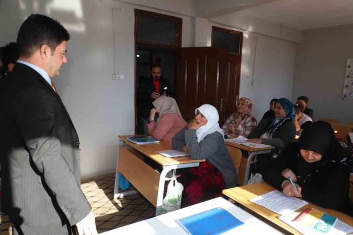 65 Yaşındaki Anne Okuma-yazma Öğreniyor