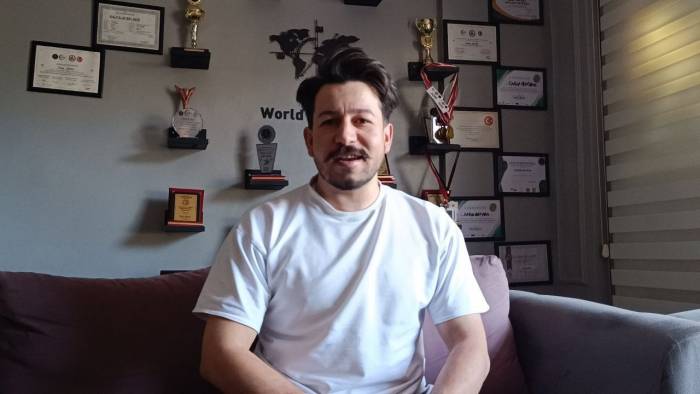 Havada, Karada Ve Su Altında Tıraş Yapan Kuaför, Yeni Şampiyonlar Yetiştirecek