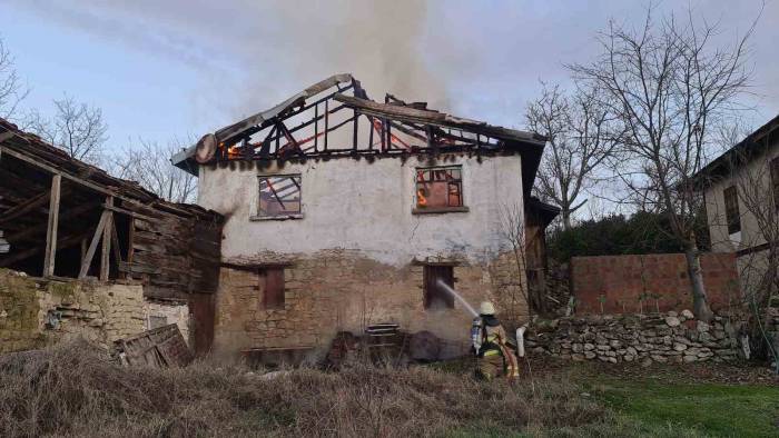 Karabük’te İki Katlı Ev Yandı
