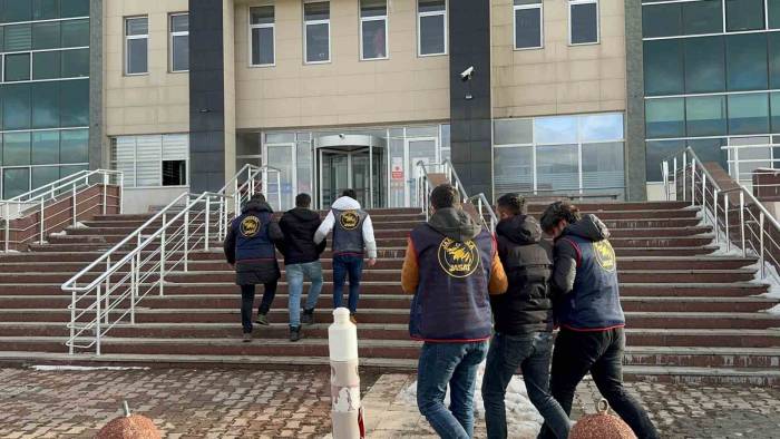 Kars’ta Biri Fetö/pdy Terör Örgütü Üyesi 3 Kişi Yakalandı