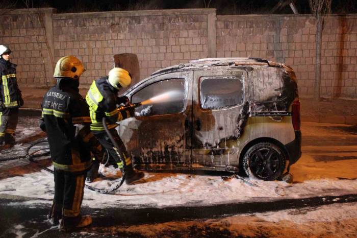 Kayseri’de Yanan Hafif Ticari Araç Kullanılamaz Hale Geldi