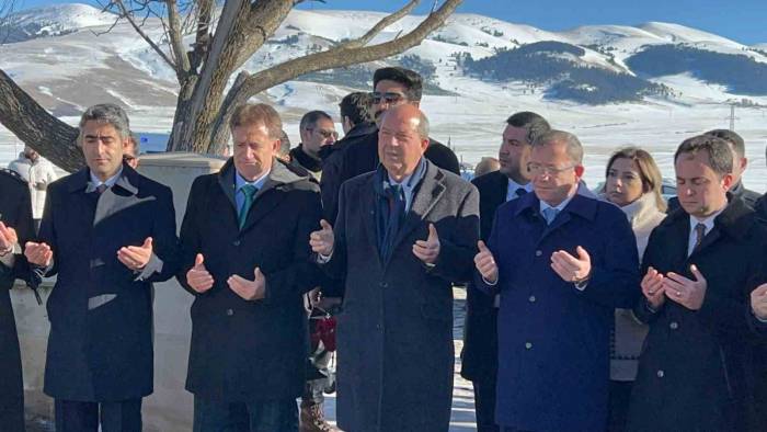 Kktc Cumhurbaşkanı Ersin Tatar’dan Şehitlik Ziyareti