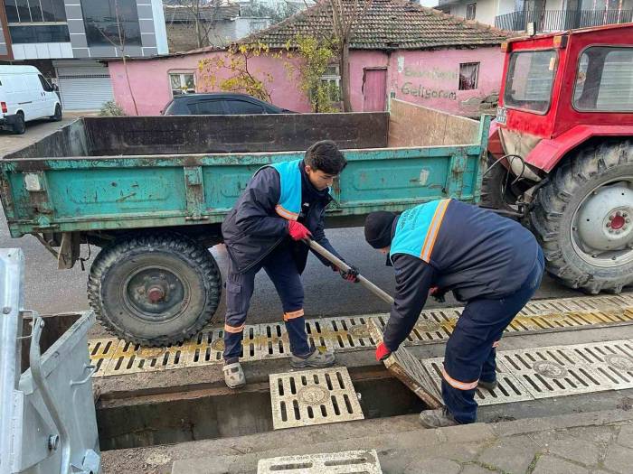 Salihli’de Yağmur Suyu Izgaraları Temizleniyor