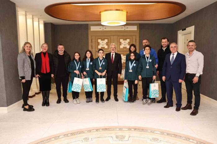 Nilüfer’in Genç Yüzücüleri Başarılarıyla Gururlandırdı