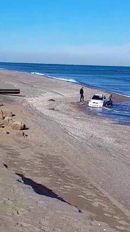 Kumsalda Otomobilyle Gezerken, Denizde Mahsur Kaldı