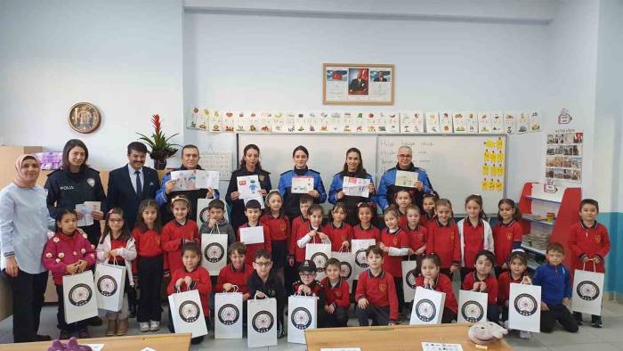 Samsun Emniyet Müdürü’nden Minikleri Sevindiren Hediyeler