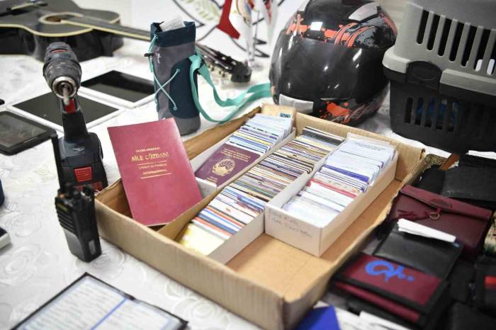 Evlilik Cüzdanını Tramvayda Unuttu