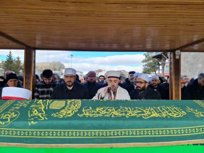 Ümraniye Müftüsü’nden Babaya Son Görev