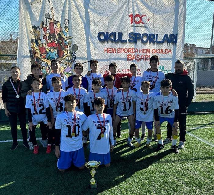 Talas 75. Yıl Mühibe Germirli Ortaokulu Kayseri Şampiyonu Oldu