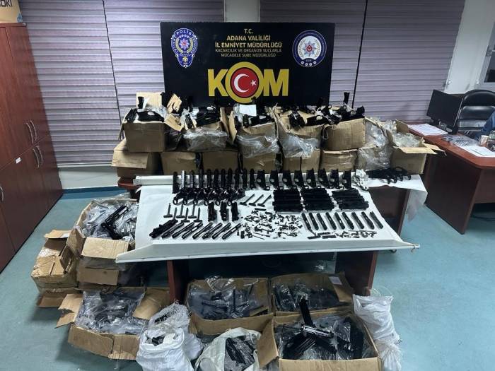 Tır İçerisinde Silah Yapımında Kullanılan 2 Bin 420 Parça Malzeme Ele Geçirildi