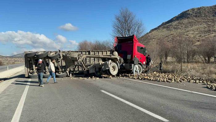 Pancar Yüklü Tır Devrildi, Karayolu 1 Saat Ulaşıma Kapandı