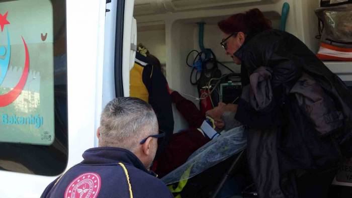 87 Yaşındaki Sürücü Direksiyon Başında Kalp Krizi Geçirdi, Facianın Eşiğinden Dönüldü