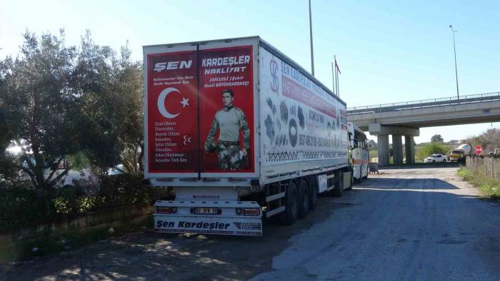 Manavgat’ta Park Halindeki Tırdan 30 Bin Tl’lik Kablo Çalındı