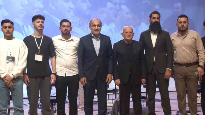 Arnavutköy’de Genç Berberlerin Yarışmasında Renkli Görüntüler Oluştu