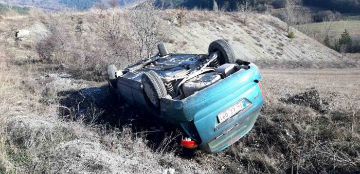 Bolu’da Otomobil Şarampole Devrildi: 2 Yaralı