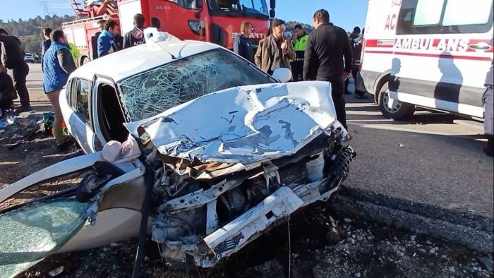 Burdur- Fethiye Karayolunda 3 Araç Çarpıştı, 1 Ölü, 5 Ağır Yaralı