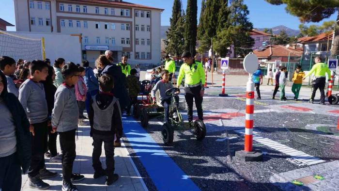 Burdurlu Öğrenciler Trafik Parkında Hem Öğrendiler Hem Eğlendiler