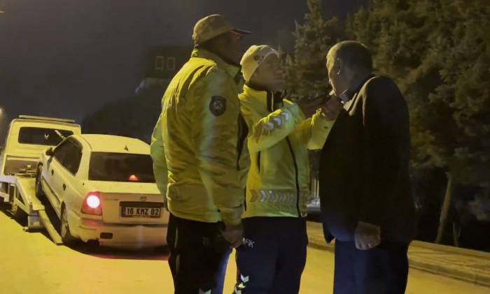 Polis Ekipleri Alkollü Sürücüyü Polis Otosuna Bindirmek İçin Ter Döktü