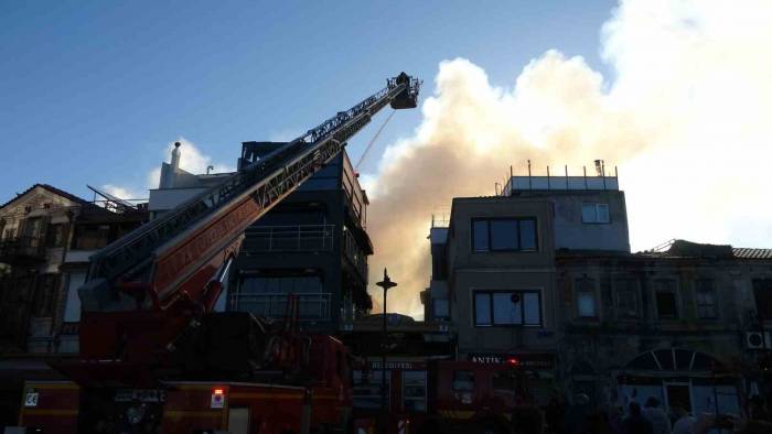 Çanakkale’de Barlar Sokağında Çıkan Yangın Korkuttu