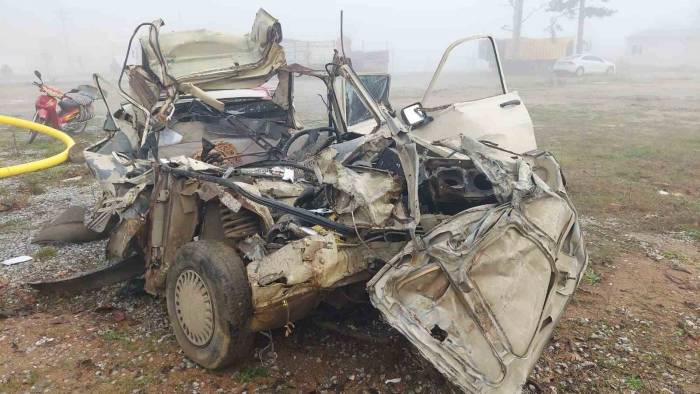 Yenice’de Otomobil Çekiciye Çarptı, 2 Kişi Hayatını Kaybetti