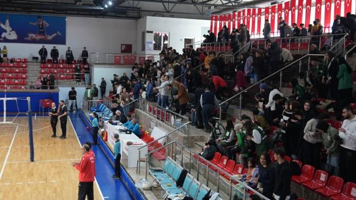 Depremzedeleri Unutmadılar, Sahayı Hediye Yağmuruna Tuttular