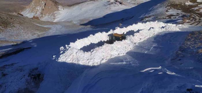 Hakkari’de 4 Metre Karla Mücadele