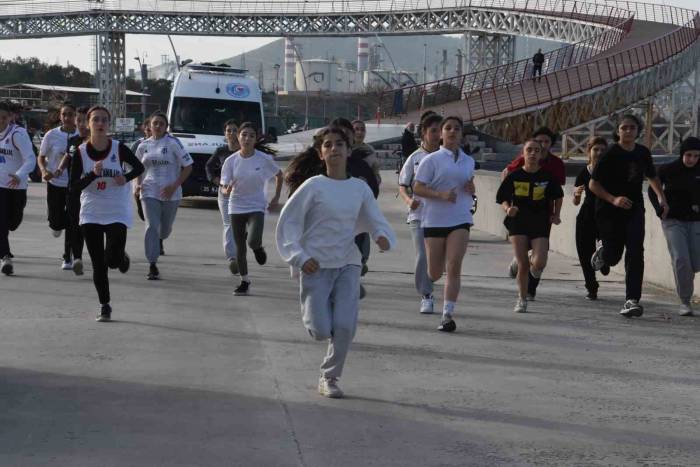 Aliağa’da ’atatürk Yol Koşusu’ Düzenlendi