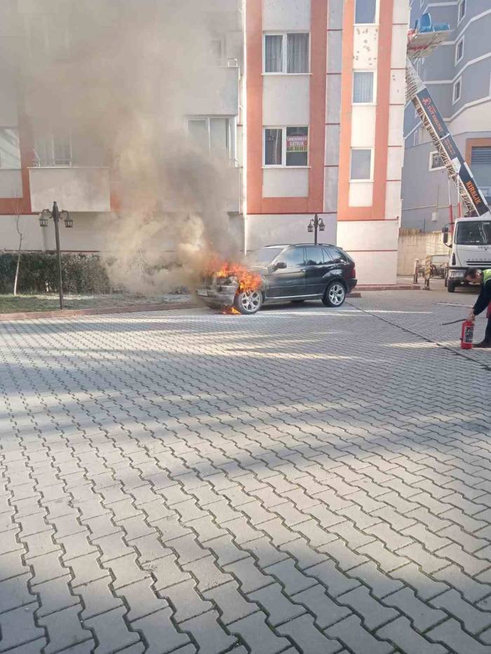 Park Halindeki Araç Alev Alev Yandı