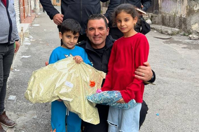 Konak Polisinden Çocuklara Sürpriz Yılbaşı Hediyesi