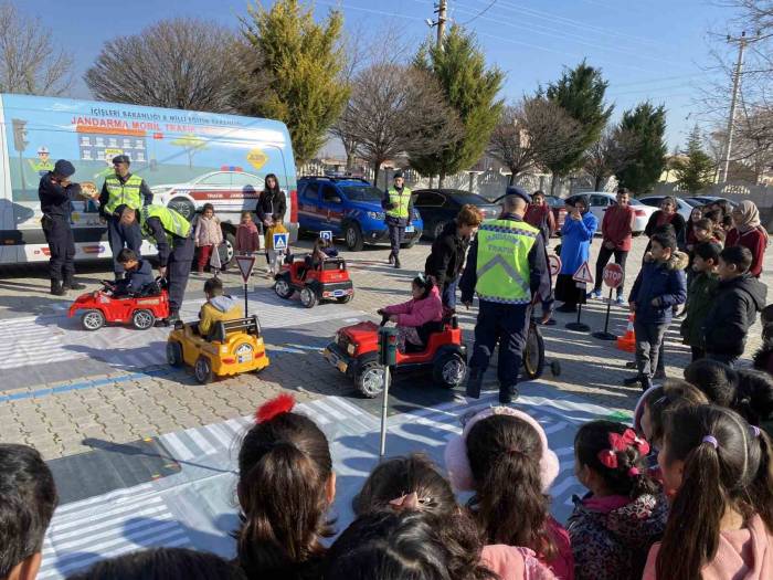 Kulu’da Jandarmadan Öğrencilere Trafik Eğitimi