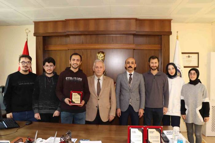 Başarılı Proje Gruplarına Plaket Verildi