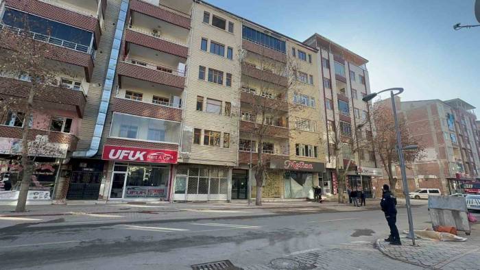 Malatya’da Hasarlı İki Binanın Kolonlarındaki Açılmalar Korkuttu