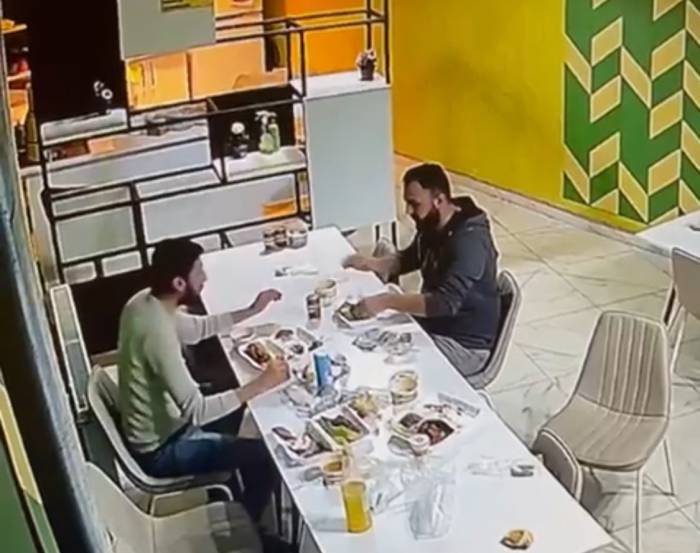 Depremde Herkes Kaçtı, Onlar Yemeğe Devam Etti