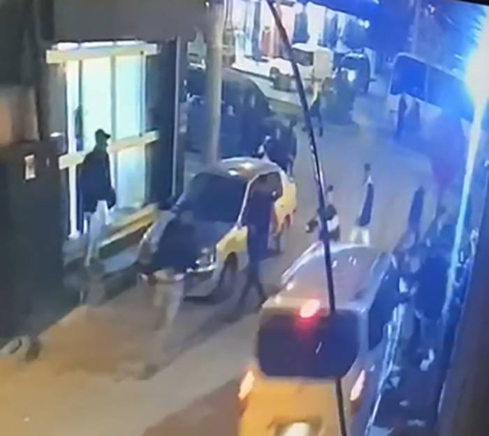 Otomobil Kavga Eden Kalabalığın Arasına Daldı: 2 Yaralı