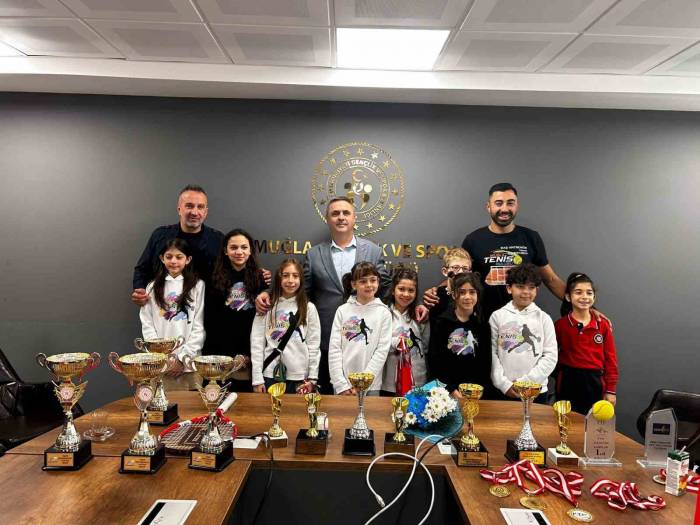 Gençlik Spor Muğla Müdürü Tenis Şampiyonları İle Bir Araya Geldi