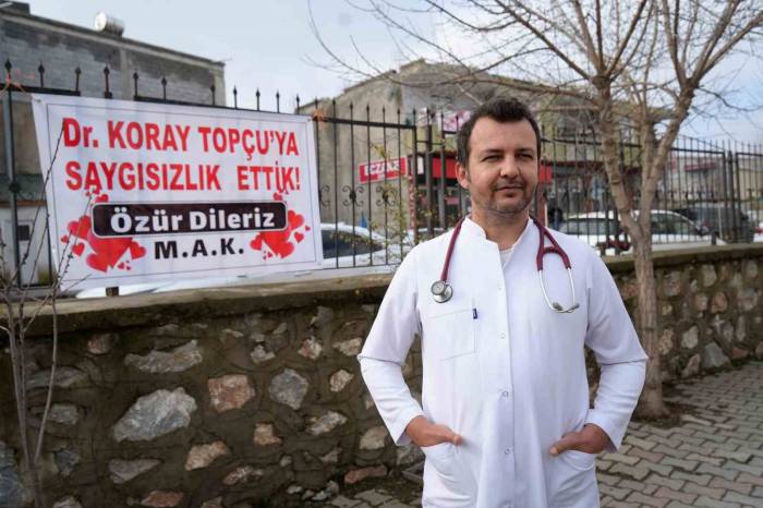 Tartıştıkları Doktordan Özür Dilemek İçin Pankart Astılar