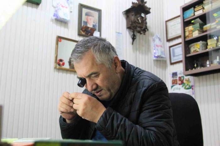 Baba Mesleği Saat Tamirciliğini 37 Yıldır Yaşatmaya Çalışıyor