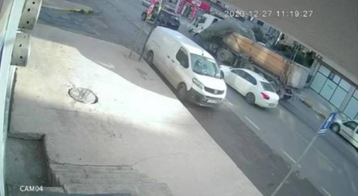 Pendik’te Ani Fren Yapan Kamyonun Dorsesindeki Çimento Araçların Üzerinde Döküldü